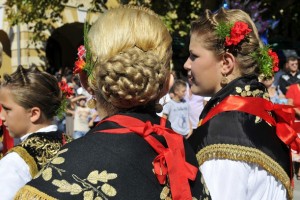 pletenice-glamurozne-i-prakticne-frizure-54752-611x408-201310141319