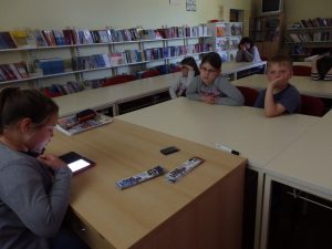 Četvrtašica Helena Kemenović čita e-knjigu