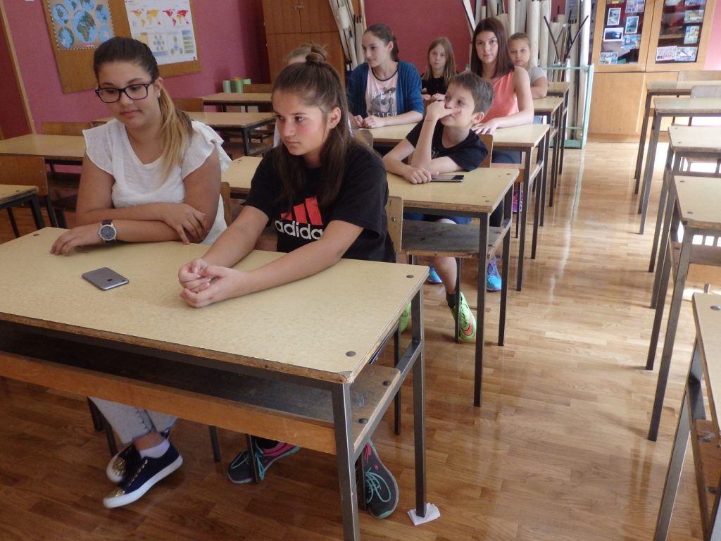 Neki od članova novinarske grupe u učionici povijesti