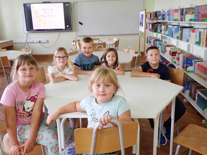 Prvasici u knjiznici-110925-laa