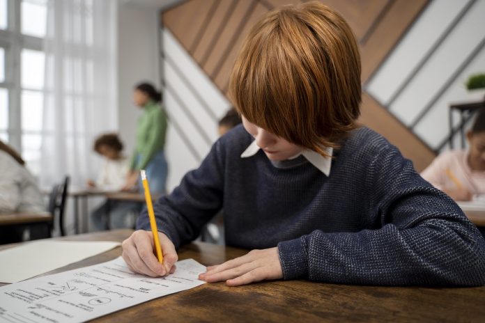 Pisanje testa -ilustracija Feepik