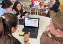 Učenici 8. b prilikom izrade plakata posvećenih temi sigurnosti na internetu