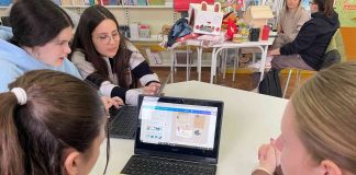 Učenici 8. b prilikom izrade plakata posvećenih temi sigurnosti na internetu