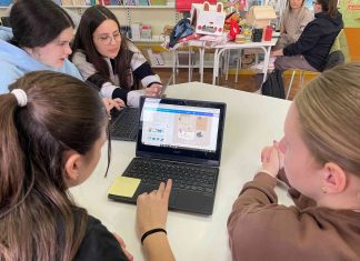 Učenici 8. b prilikom izrade plakata posvećenih temi sigurnosti na internetu