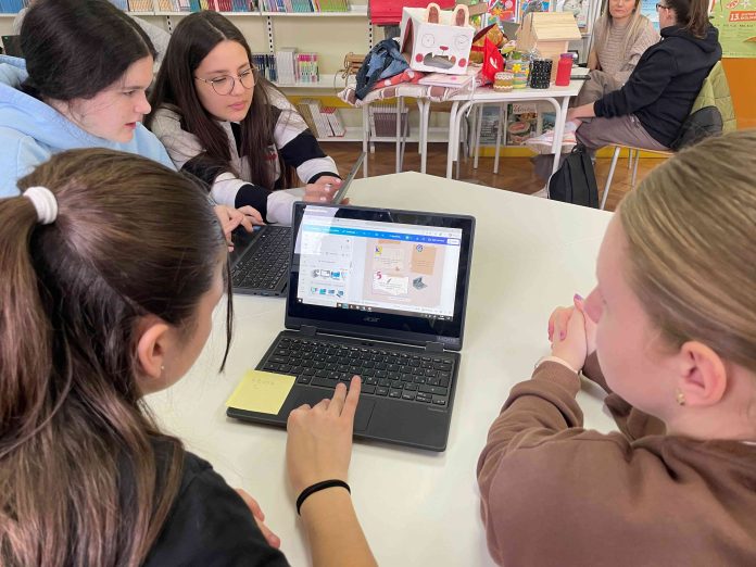 Učenici 8. b prilikom izrade plakata posvećenih temi sigurnosti na internetu